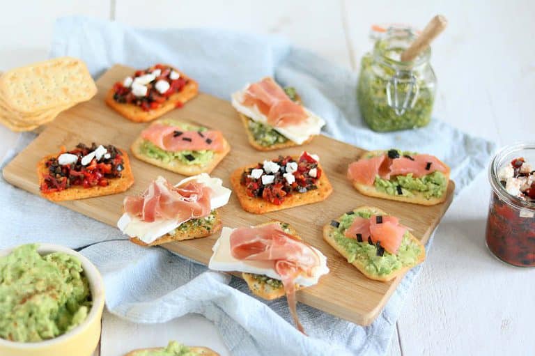 3 x toppings voor bij de borrel: avocado met zalm, paprika tapenade met feta en pesto met brie en rauwe ham