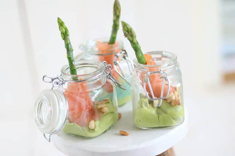 Amuse met groene aspergetips, zalm en avocado