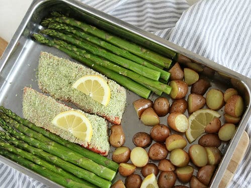 Groene asperges met zalm uit de oven