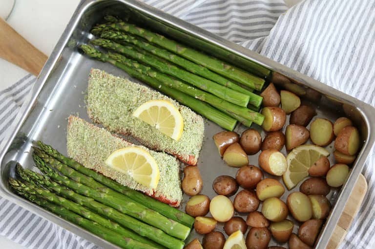 Groene asperges met zalm uit de oven