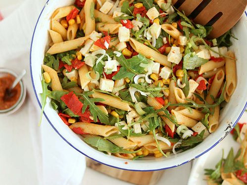 Pasta salade met geroosterde paprika en feta