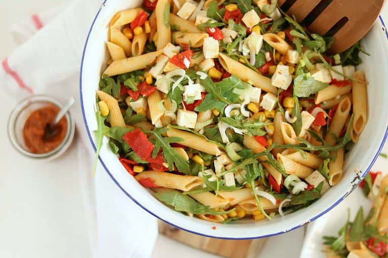 Pasta salade met geroosterde paprika en feta