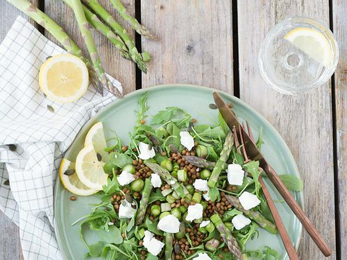 Salade met groene asperges en geitenkaas.