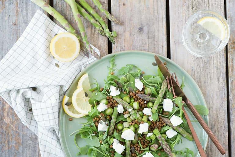 Salade met groene asperges en geitenkaas