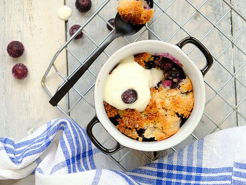 Kokos crumble met blauwe bessen