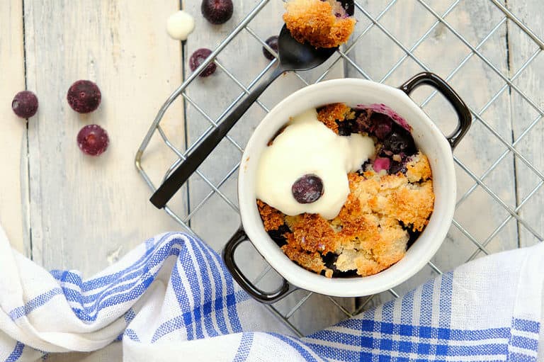 Kokos crumble met blauwe bessen