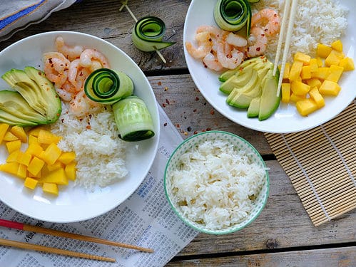 Rijstsalade met garnalen, mango en avocado