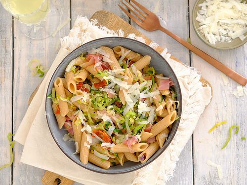 Pasta met prei en ham. Deze makkelijke maaltijd staat binnen 20 minuten op tafel.