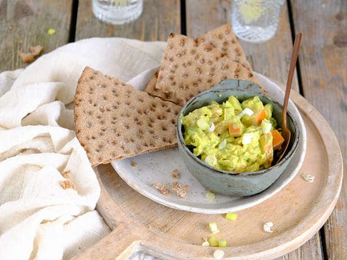 Kip kerrie met avocado. Deze zelfgemaakte salade is lekker voor op brood bij de lunch, op rijstwafels of op toast voor bij de borrel.
