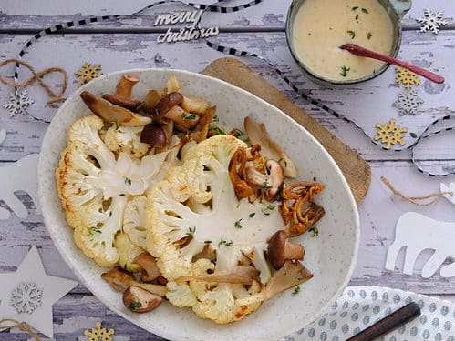 Voor deze kerst staan bloemkoolsteaks met champignon roomsaus op het programma voor een vegetarisch hoofdgerecht of bijgerecht.