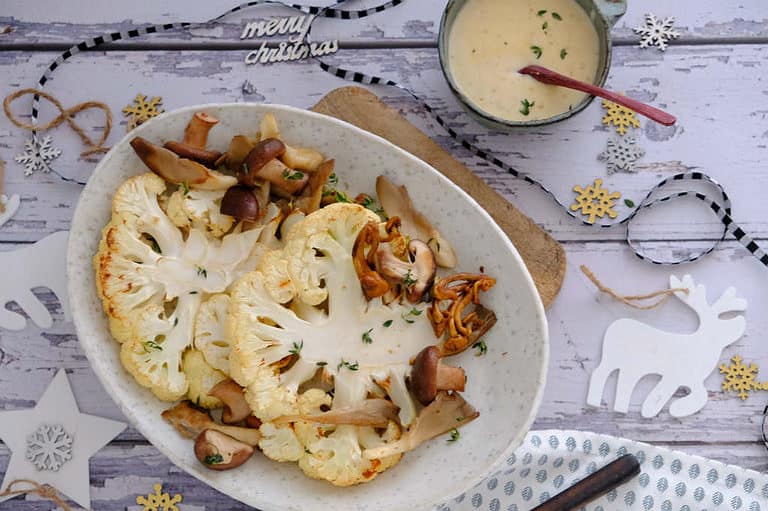 Voor deze kerst staan bloemkoolsteaks met champignon roomsaus op het programma voor een vegetarisch hoofdgerecht of bijgerecht.