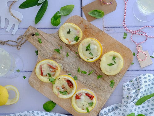 Gebakken citroenen uit de oven van Jamie Oliver is een lekker fris hapje dat de smaakpapillen prikkelt. De vulling bestaat uit mozzarella, ham en tomaat.