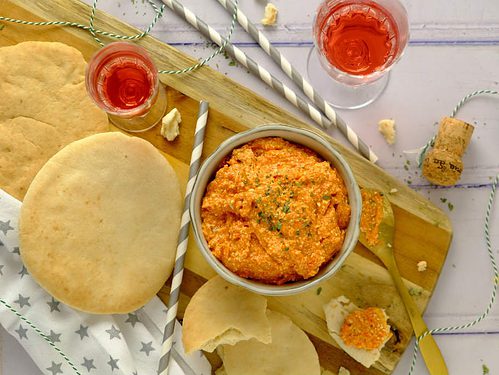 Geroosterde paprika en feta dip. Makkelijk borrelhapje.