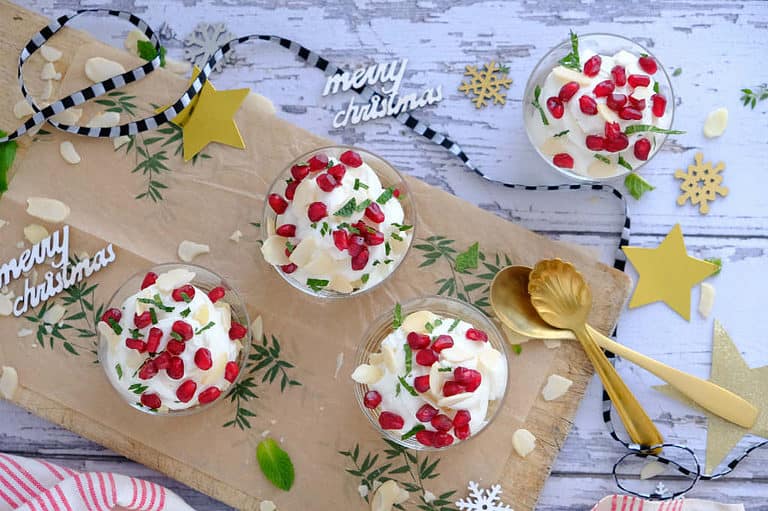 Italiaanse hangop maak je met volle yoghurt en ricotta. Dit toetje bereid je makkelijk voor tijdens kerst of diner. Lekkker met koek, munt en granaatappel.