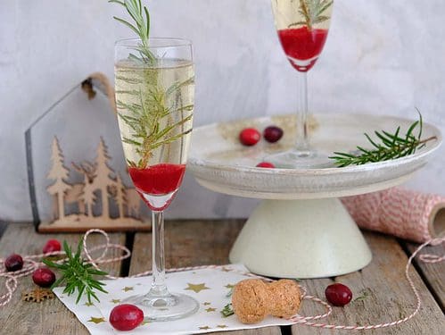 Voor deze kerstcocktail met prosecco maak je zelf een cranberry siroop. Dat klinkt misschien ingewikkeld, maar dat is het recept zeker niet.