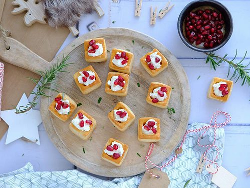 Mini pastei bakjes met roomkaas en granaatappelpitjes zijn een lekker hapje om het kerstdiner mee te starten.