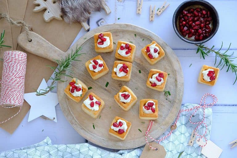 Mini pastei bakjes met roomkaas en granaatappelpitjes