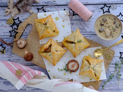 Varkenshaas in bladerdeeg met een champignon (truffel) saus is een kerst hoofdgerecht dat niet kan mislukken. Dit is een feestelijk vlees recept.