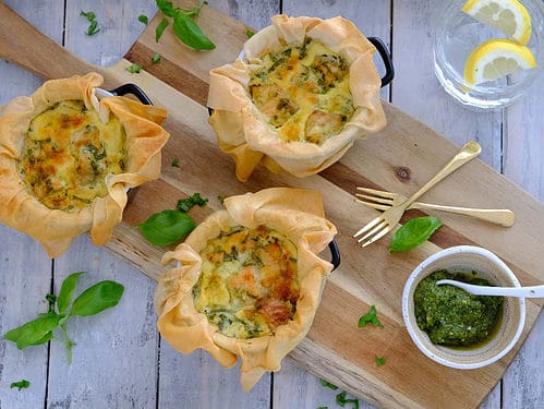 Zalm in filodeeg is een smakelijk hoofdgerecht voor kerst. Het zijn eigenlijk mini gevulde hartige taartjes. Lees snel hoe je dit vis recept maakt.