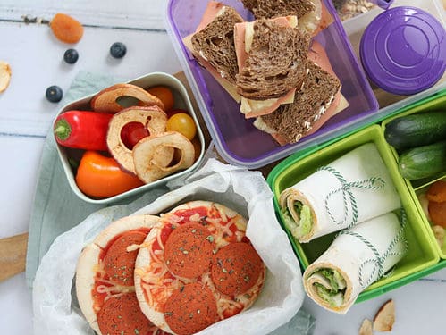 3 x vega lunchbox inspiratie voor kinderen met een vegan kip wrap met hummus, een pita pizza en een sandwich hawai. Makkelijke en snelle lunchrecepten.
