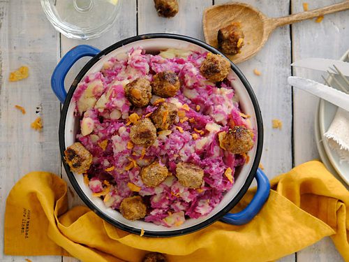 Indische gehaktballetjes met rode kool stamppot