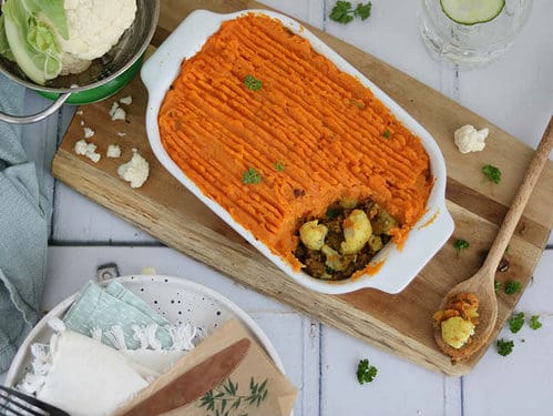 Ovenschotel met bloemkool en zoete aardappel. Dit ovenschotel recept heeft een Oosterse twist. Vervang het gehakt door linzen voor een vegetarisch gerecht.