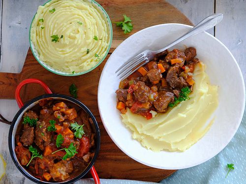 Stoofvlees met funghi porcini en aardappelpuree. De gedroogde paddenstoelen koop je gewoon in de supermarkt en het geeft dit recept een extra touch.