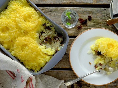 Een zuurkoolschotel met ananas, kaas en gehakt. Deze ovenschotel is makkelijk om te maken en ideaal om een dag eerder voor te bereiden. Klik op de foto om dit recept uit de oven te bekijken. #ovenschotel