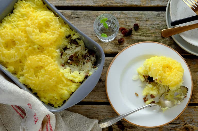 Zuurkoolschotel met ananas en kaas
