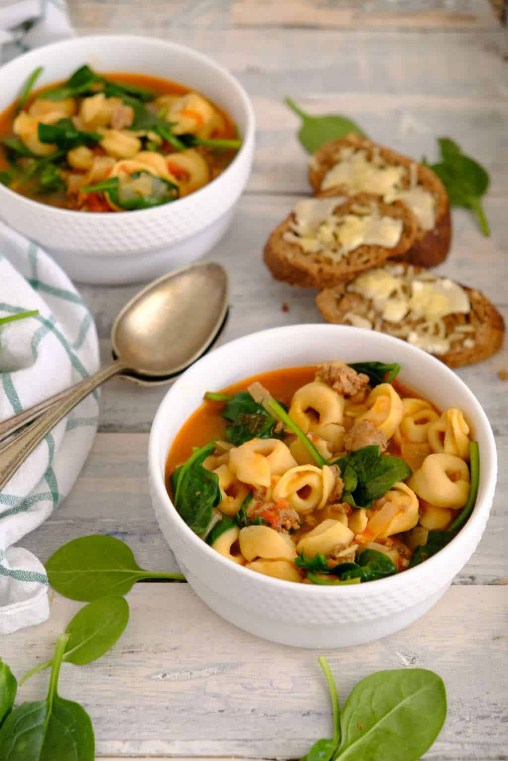 Low-budget gerechten is een nieuwe categorie op de blog. Dit goedkope recept van tortellini soep met spinazie en worst past hier perfect bij. Een flink gevulde maaltijdsoep.