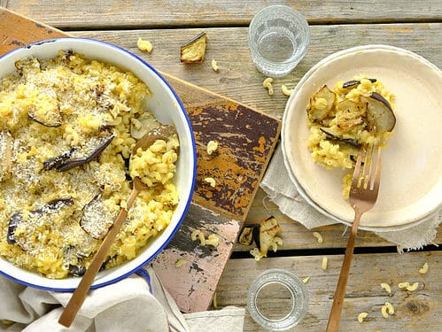 Een gezondere mac en cheese met aubergine. De kaassaus maak je met Griekse yoghurt, kookvocht van de pasta en kaas. Het vlees is vervangen door aubergine. #pasta #vegetarisch #macandcheese