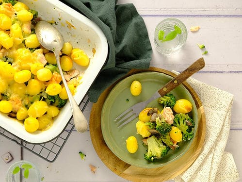 Dit recept van een ovenschotel met broccoli en zalm is heerlijk voor doordeweeks. Met een kleine voorbereiding zet je deze makkelijke ovenschotel zo op tafel.