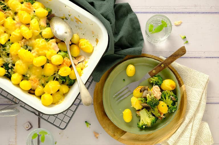 Dit recept van een ovenschotel met broccoli en zalm is heerlijk voor doordeweeks. Met een kleine voorbereiding zet je deze makkelijke ovenschotel zo op tafel.