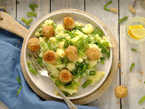 Een snijbonen stamppot met witte bonen balletjes. Een makkelijk vegetarisch recept waarbij je zelf je vleesvervanger maakt met een pot witte bonen. #stamppot #vegetarisch