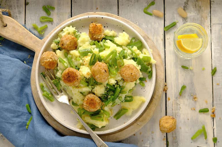 Een snijbonen stamppot met witte bonen balletjes. Een makkelijk vegetarisch recept waarbij je zelf je vleesvervanger maakt met een pot witte bonen. #stamppot #vegetarisch