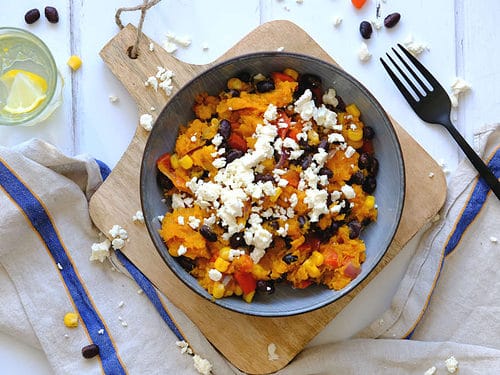 Zoete aardappel stamppot recept met bonen, feta en paprika. Dit recept is smakelijk, vegetarisch en ook nog eens low budget en binnen 20 minuten op tafel.