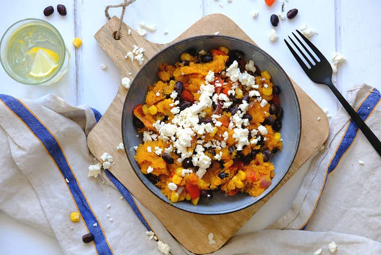 Zoete aardappel stamppot recept met bonen, feta en paprika. Dit recept is smakelijk, vegetarisch en ook nog eens low budget en binnen 20 minuten op tafel.