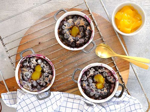 De blauwe bessen clafoutis met lemon curd is een heerlijk fris dessert voor de lente. Je kunt het bijna in zijn geheel voorbereiden, ideaal voor een diner.