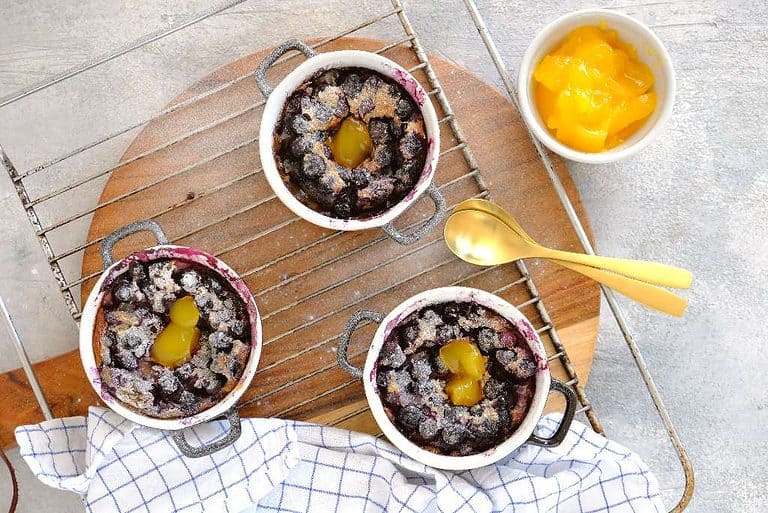 Blauwe bessen clafoutis met lemon curd