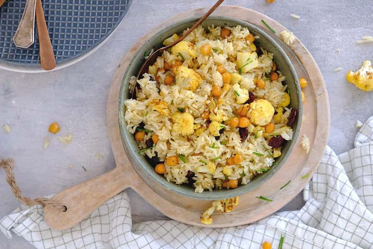 Begin de week met een vegetarisch recept: rijst met geroosterde bloemkool en kikkererwten. Kijk snel hoe je deze makkelijke maaltijd maakt.