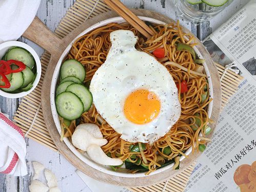 Snelle bami zonder vlees is een makkelijk hoofdgerecht boordevol groente en is dus lekker gezond. Het hele gezin smult van dit vegetarische avondeten. Klik op de foto voor het recept.