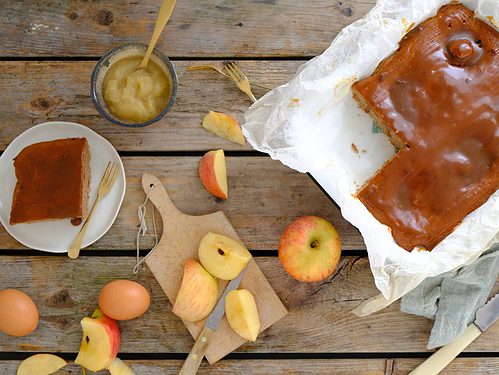 Appelcake met caramelsaus