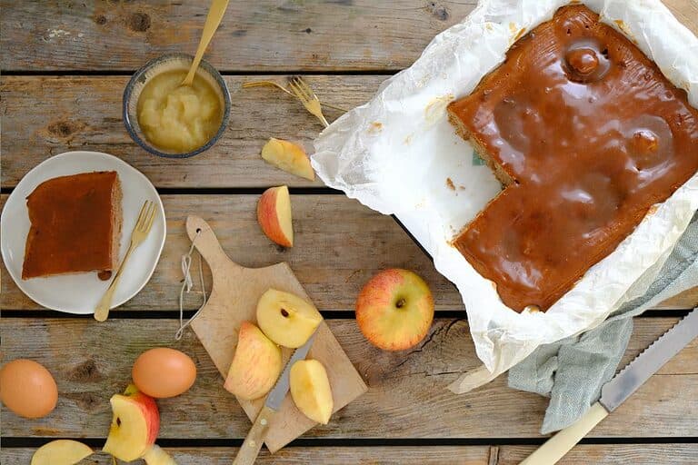 Appelcake met caramelsaus