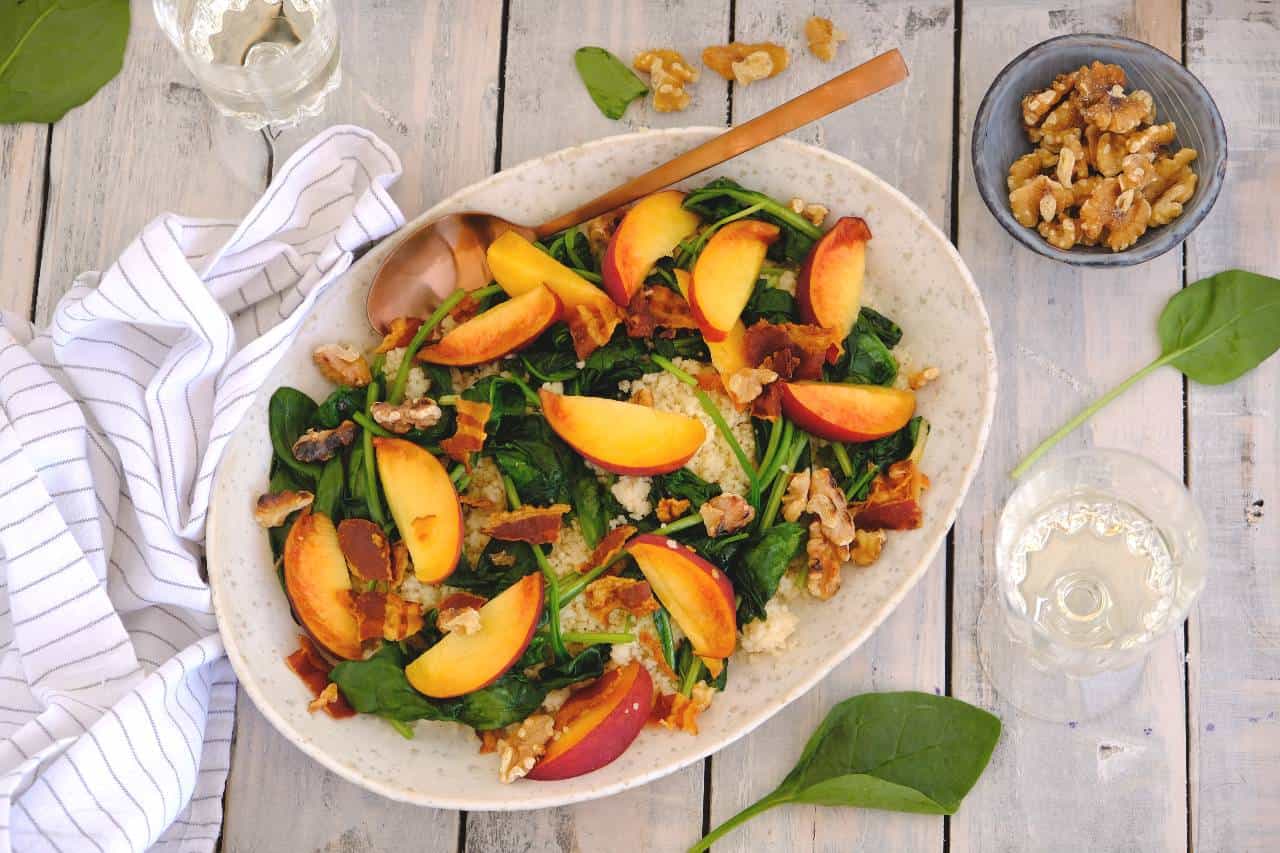 Spinazie salade met nectarine, couscous en bacon