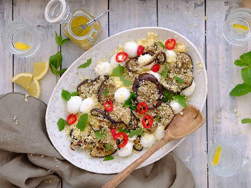 De gegrilde aubergine met mozzarella en couscous is een makkelijke vegetarische maaltijd voor doordeweeks. Slechts 7 ingrediënten en binnen 20 min. klaar.