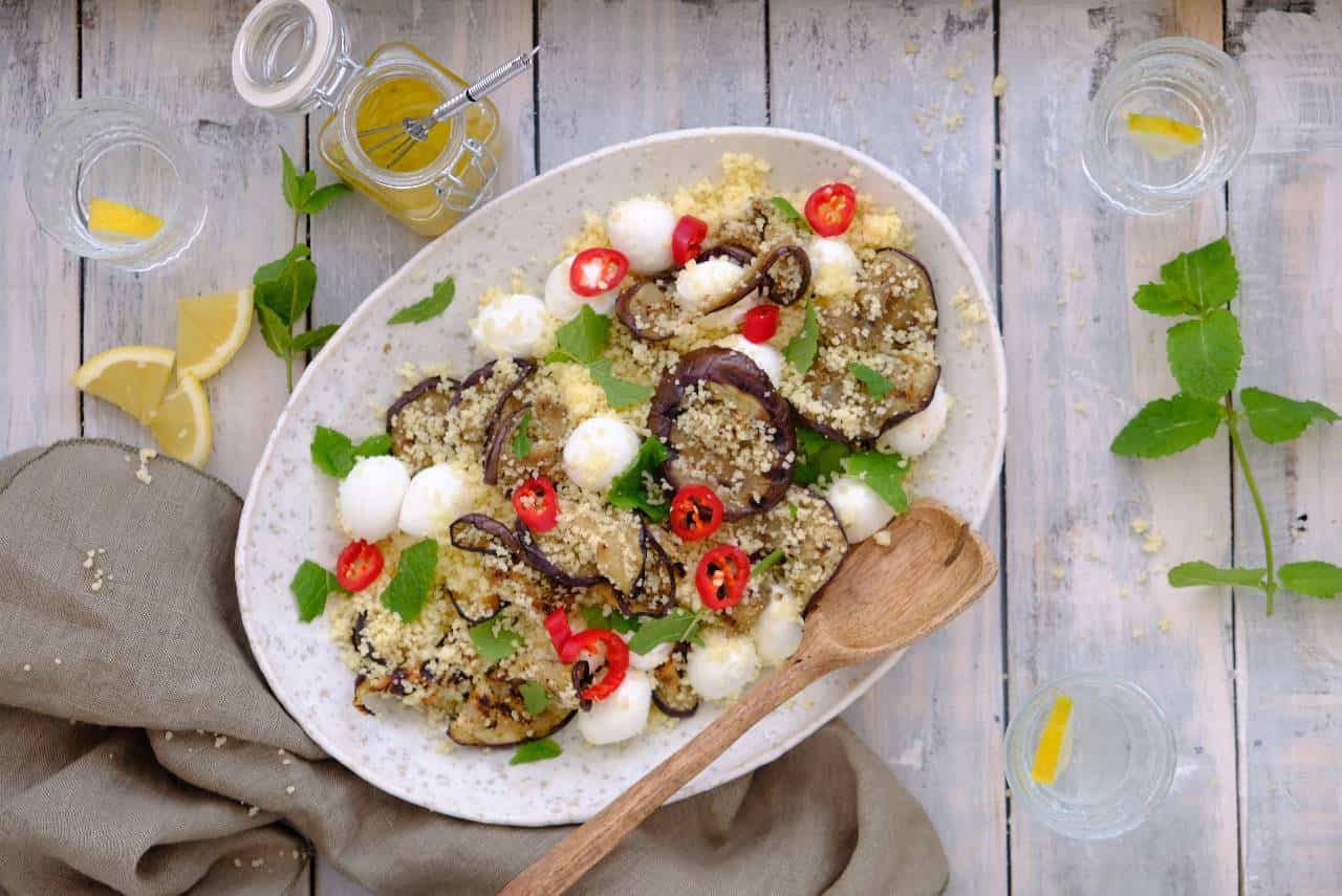 Gegrilde aubergine met mozzarella en couscous