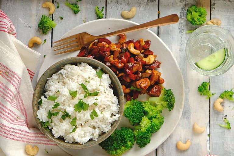 Kip cashew met broccoli is een Wereldgerecht dat je makkelijk zelf maakt en binnen 30 minuten op tafel staat. Het gerecht is smaakvol en boordevol groente.