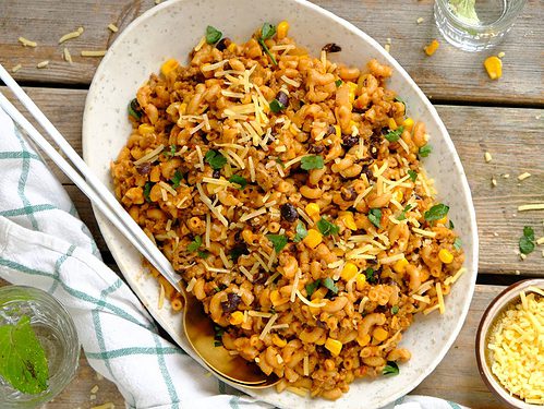 Eenpans taco pasta. Een eenpansgerecht met gehakt en tacosaus. One pot gerechten zijn makkelijk, gezond en ideaal voor doordeweeks
