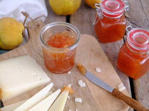 De combinatie van kweeperen en manchego is klassiek. Dit kaasje heeft een pittige zilte smaak en de zoete kweeperen jam zorgt voor een mooie smaakbalans.