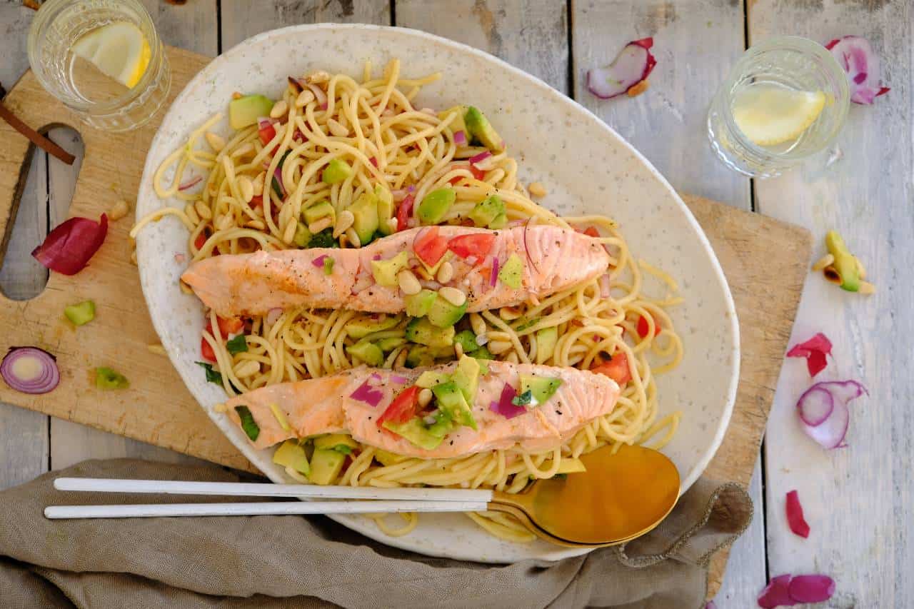 Zalm met pasta en avocado